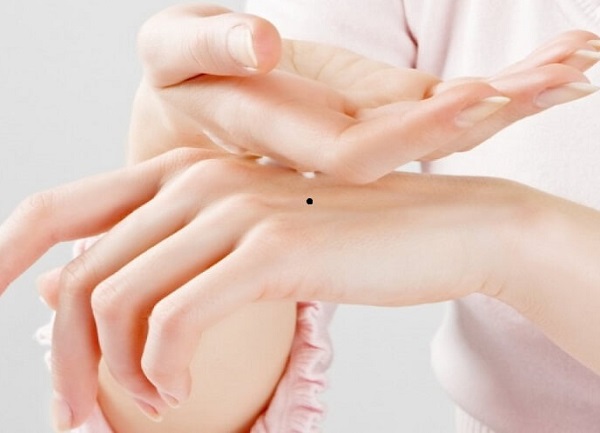 Nốt ruồi trên mu bàn tay tốt hay xấu?